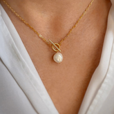 Colar Dourado com Pingente Pérolas Natural Velavue