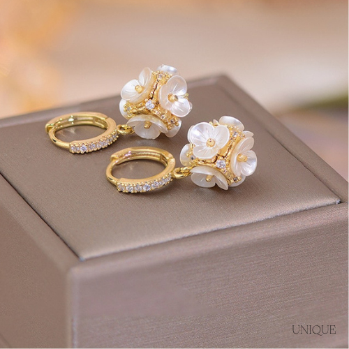 Brinco Pingente Flor com Zircônia Velavue