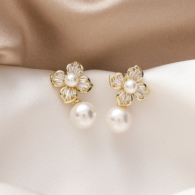Brinco Flor com Pérolas e Cristais Velavue