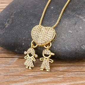 Colar Pingente Filhos Cravejado de Zircônia Banhado a Ouro 18k Velavue