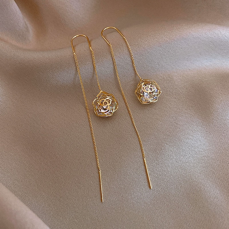 Brinco Fio Pingente Flor Vazada com Cristal Banhado A Ouro 18K Velavue
