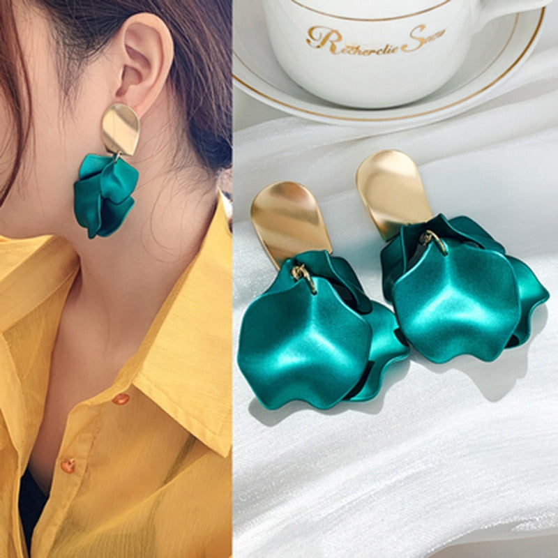 Brinco Luxury Dourado com Pétalas Velavue