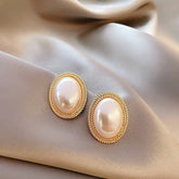 Brinco Irregular Dourado com Pérola Velavue