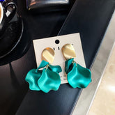 Brinco Luxury Dourado com Pétalas Velavue