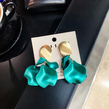 Brinco Luxury Dourado com Pétalas Velavue