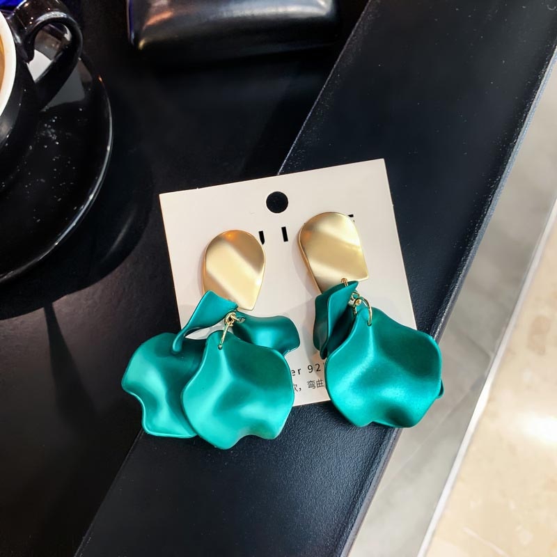 Brinco Luxury Dourado com Pétalas Velavue