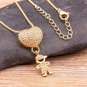 Colar Pingente Filhos Cravejado de Zircônia Banhado a Ouro 18k Velavue