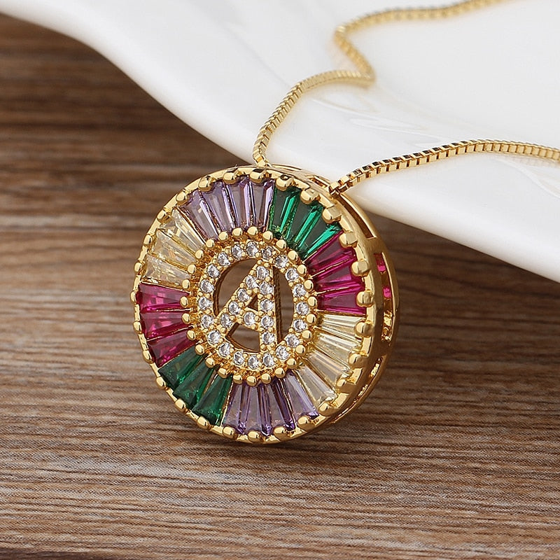 Colar com Pingente Inicial Cravejado Cristais de Zircônia Coloridas Velavue