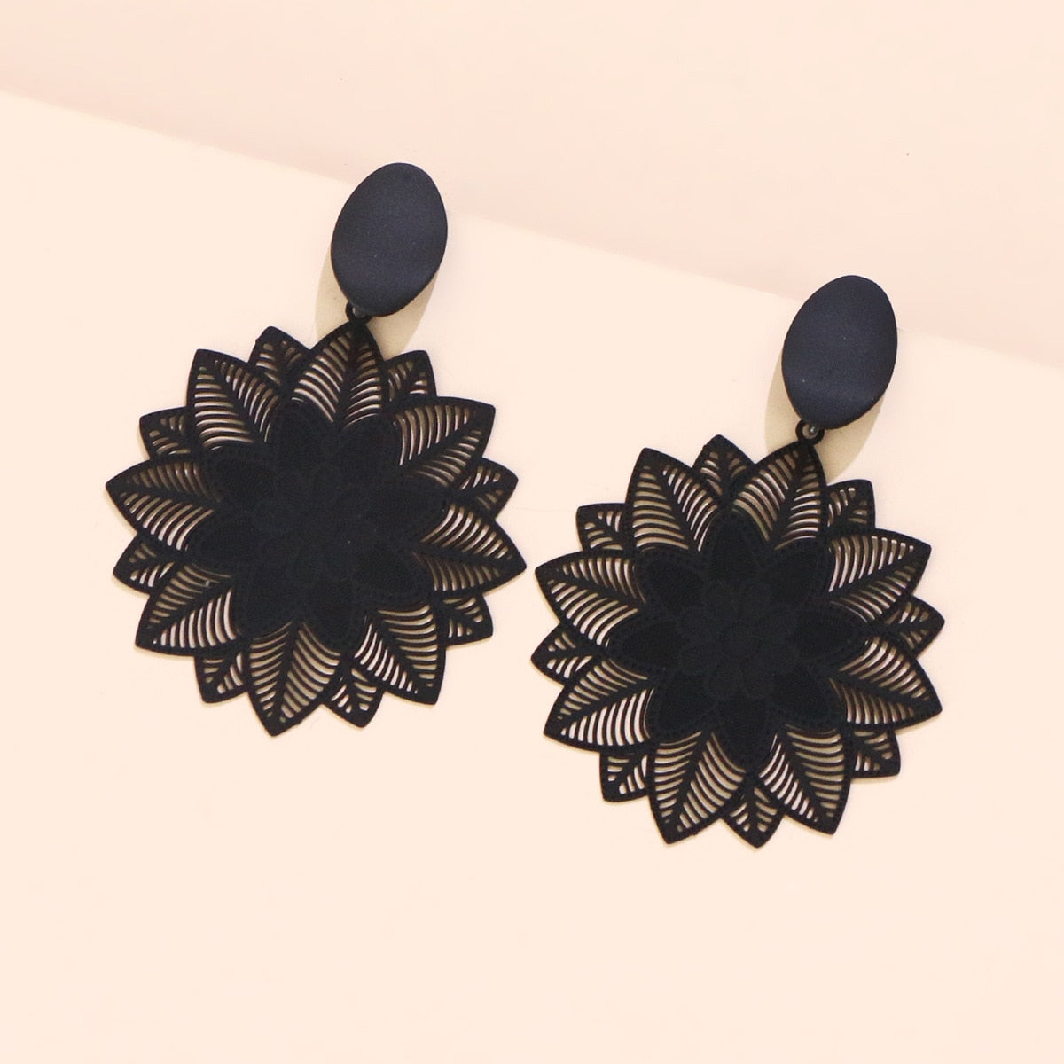 Brinco Flor Negra Geométrica Velavue