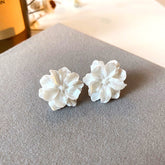 Brinco Flor Branca de Acrílico Velavue