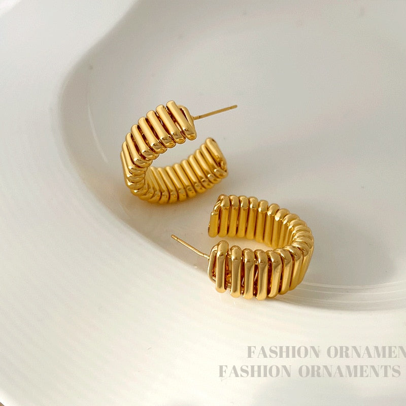 Brinco Dourado Meia Argola Velavue