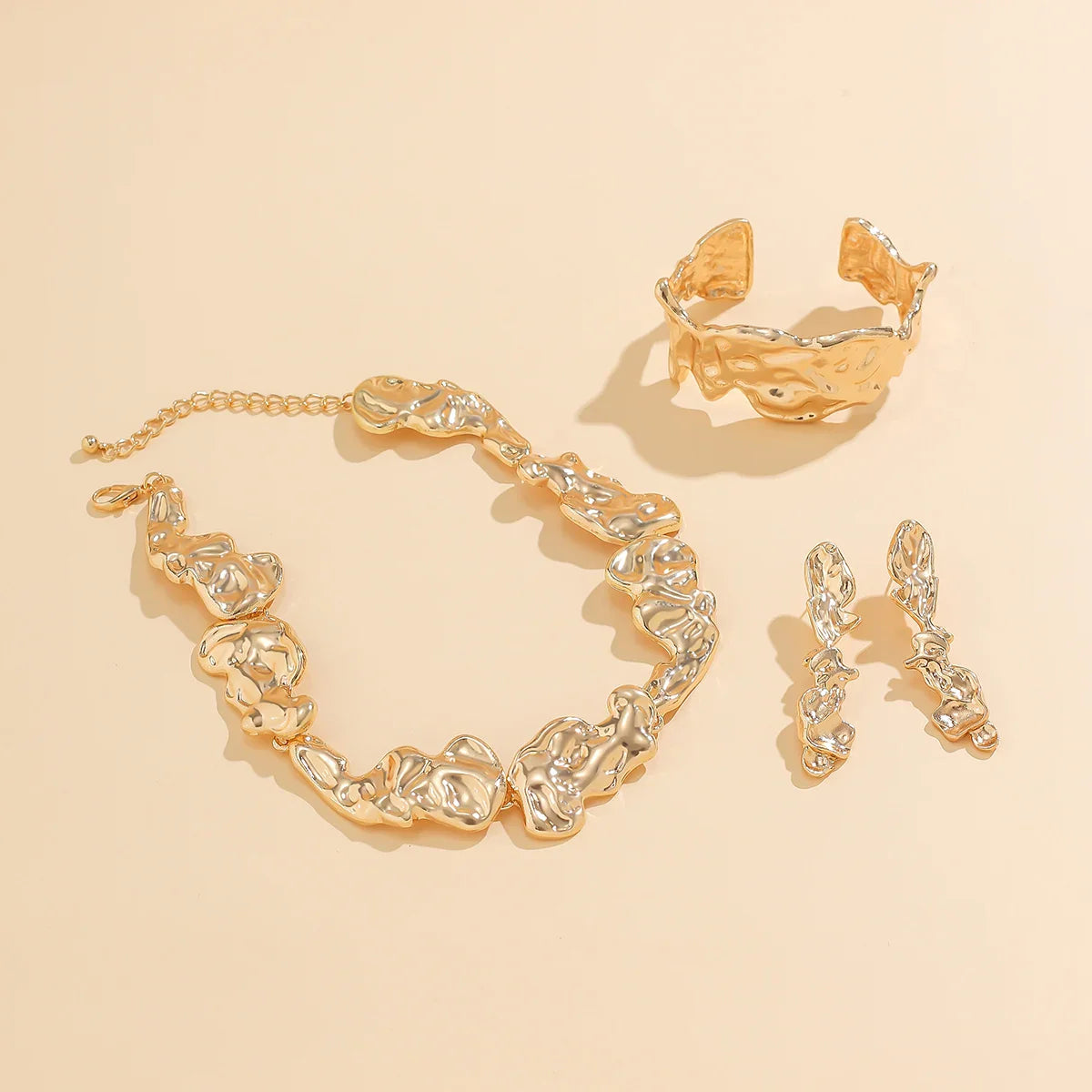 Conjunto Colar Brincos e Pulseira Irregular Dourada Velavue