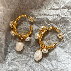 Brinco Meia Argola com Pérolas de Água Doce Velavue