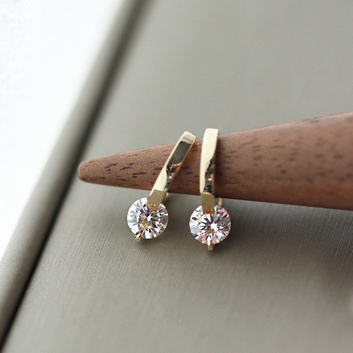Brinco Dourado com Cristal Velavue
