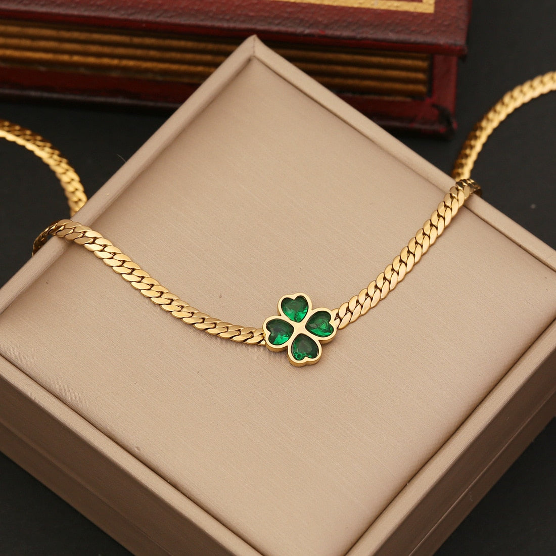 Colar Dourado com Trevo da Sorte Verde Velavue