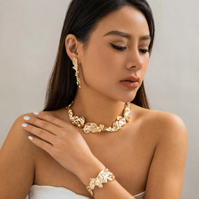 Conjunto Colar Brincos e Pulseira Irregular Dourada Velavue