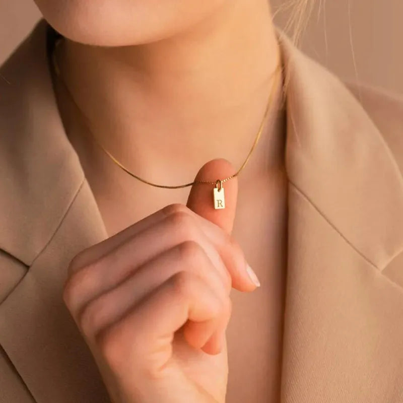 Colar com Pingente Inicial Dourado Velavue