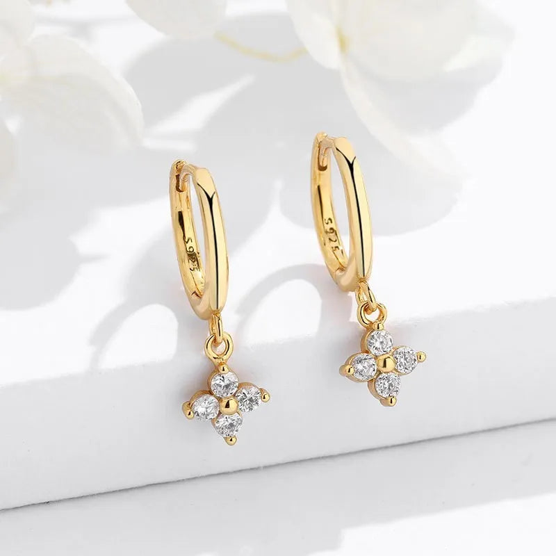 Brinco Dourado com Pingente Flor de Zircônia Velavue