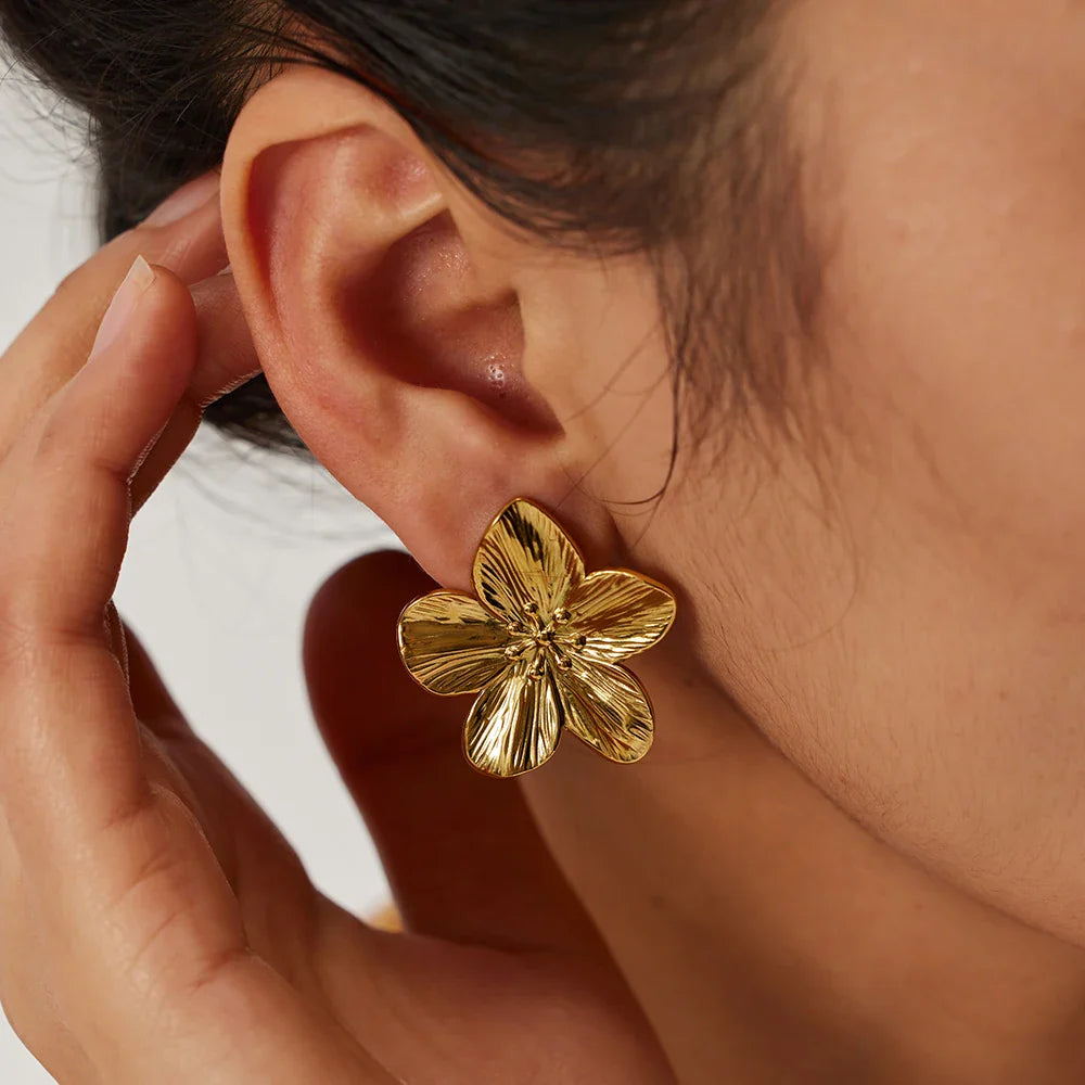 Brinco Flor Dourada Luxe Velavue