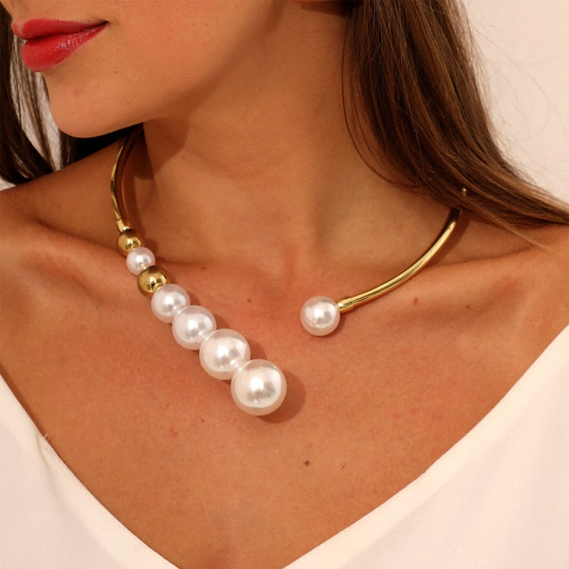 Colar Dourado com Pérolas Velavue