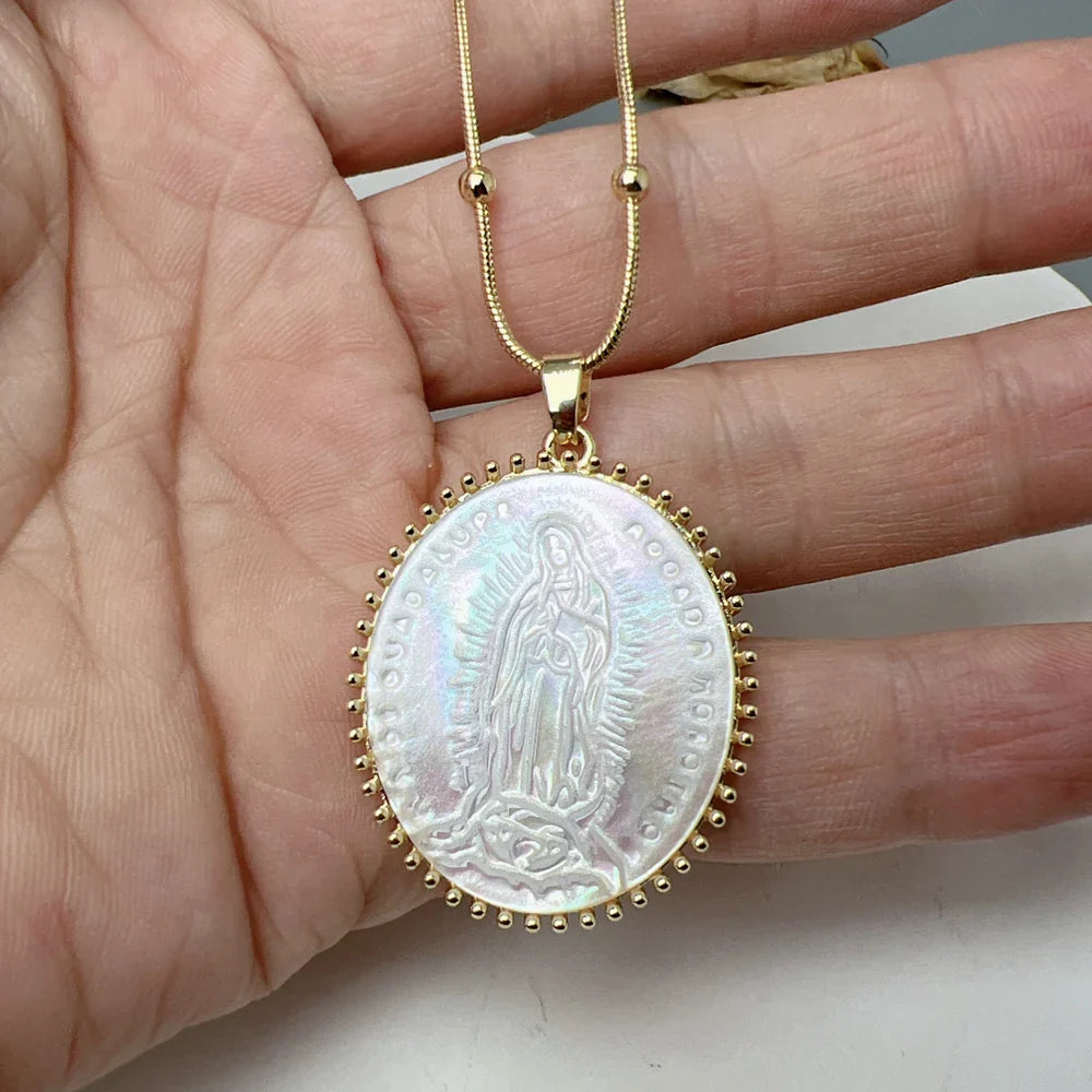 Colar Pingente Virgem Maria de Conha Natural Velavue