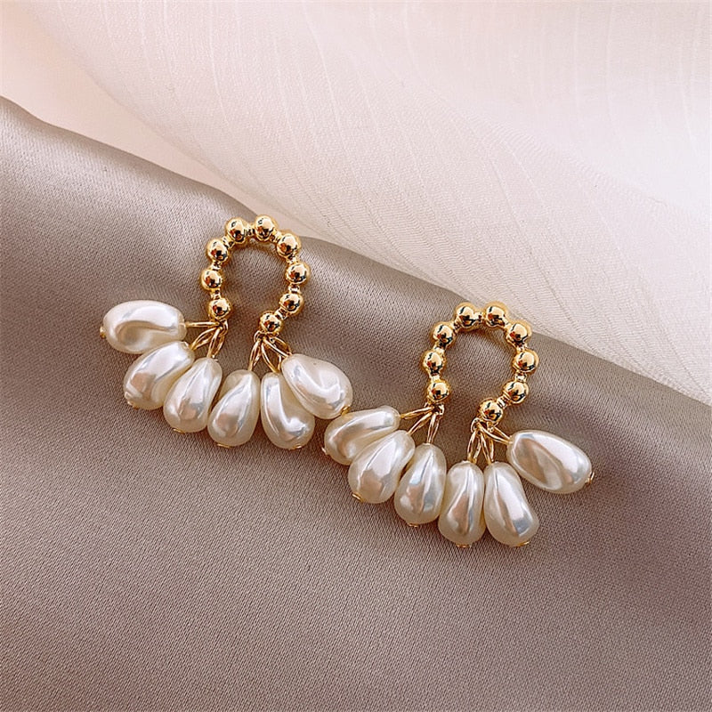Brinco Dourado Gotas de Pérolas Velavue