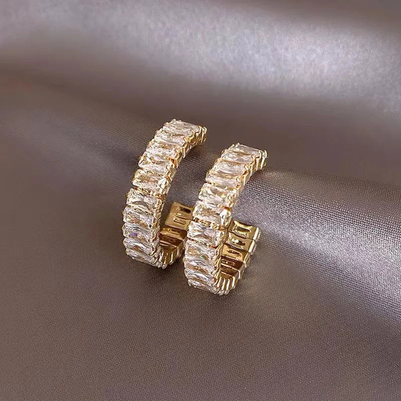 Brinco Meia Argola Cravejada com Zircônia Velavue