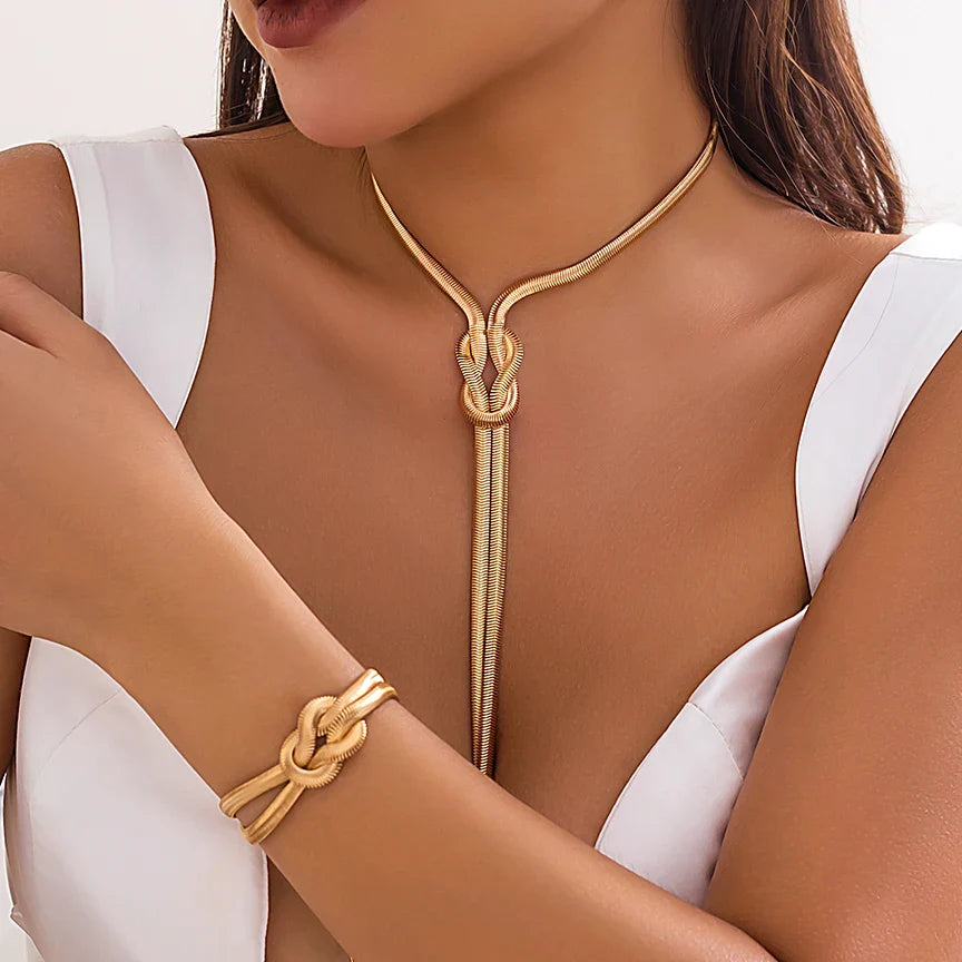 Conjunto Colar Gravatinha e Pulseira Nó Velavue