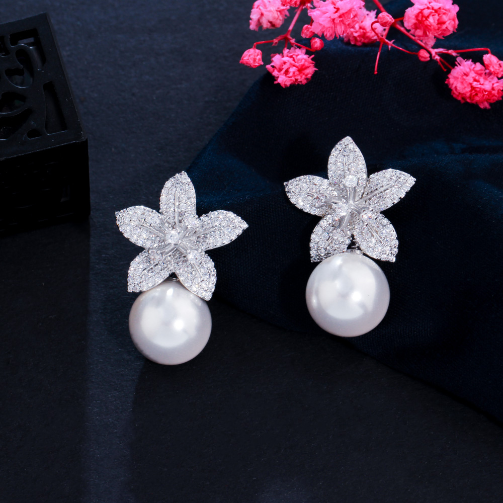 Brinco Floral Zircônia e Pérola Velavue