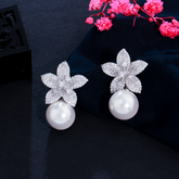 Brinco Floral Zircônia e Pérola Velavue